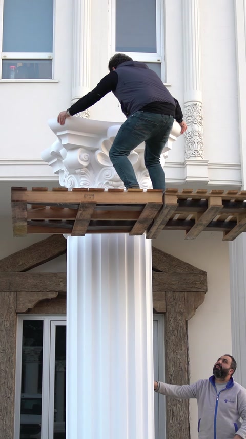 Coloane și capiteluri Polure: dimensiuni monumentale și manevrare ușoară