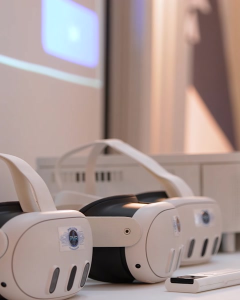 Echipamentul de realitate virtuală este prezentat ca instrument tehnologic.