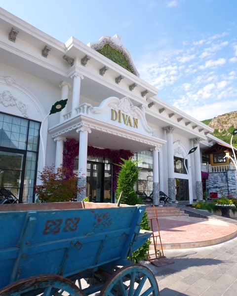 Fațadă de local comercial cu coloane, cornișă și balustradă decorativă