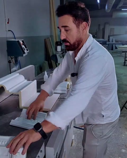 Taierea mulurilor de cornisa din poliuretan si montarea consolei | Polure — 0:43