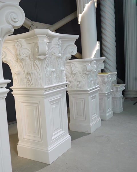 Capitel corintic pe coloană întreagă, lângă un capitel ionic din aceeași familie