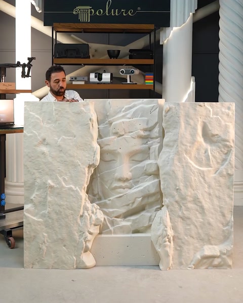 Detaliu relief sculptat cu goluri pentru joc de lumină.
