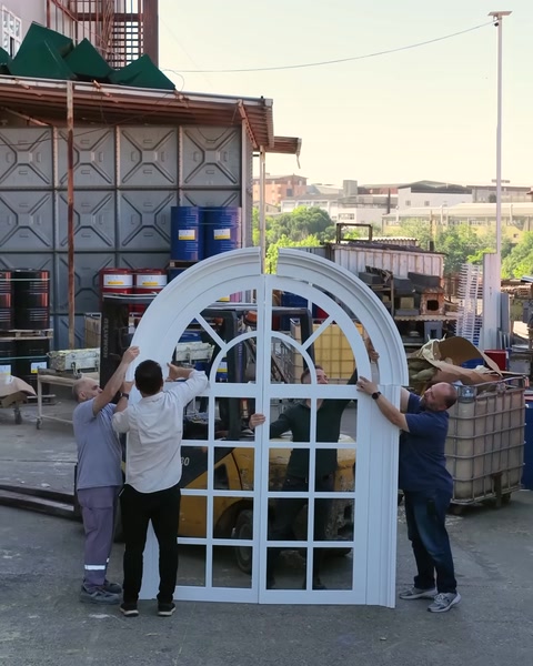 Echipă ridică fereastra falsă arcuită lângă hala de producție
