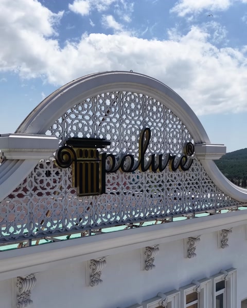 Fațadă cu profil decorativ arcuit CNC și sigla Polure