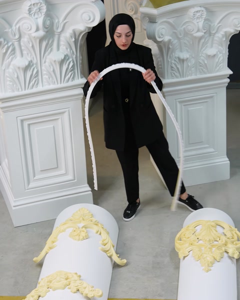 Femeie ține un profil flexibil alb îndoit în formă de arc.