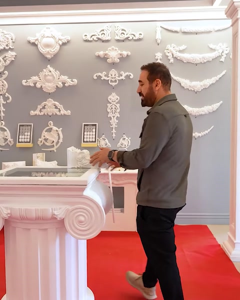 Showroomul prezintă coloane decorative și console ornamentale albe