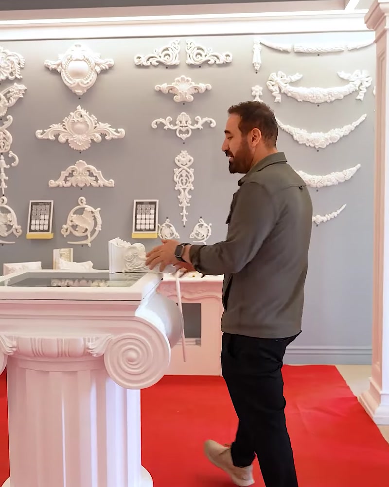 Showroomul prezintă coloane decorative și console ornamentale albe