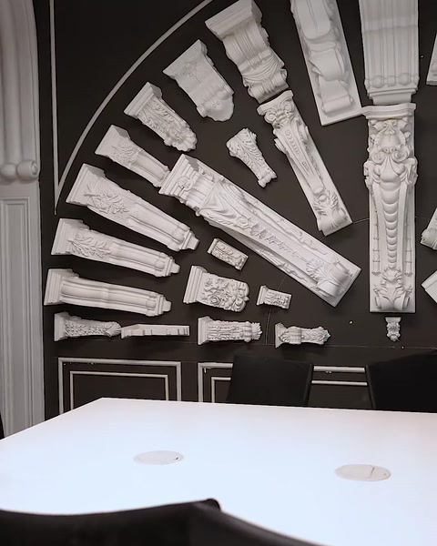 Panoul întunecat expune numeroase profile și ornamente decorative