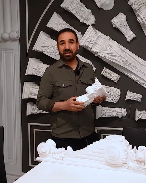 Detaliile sculptate ale unei console sunt arătate clar