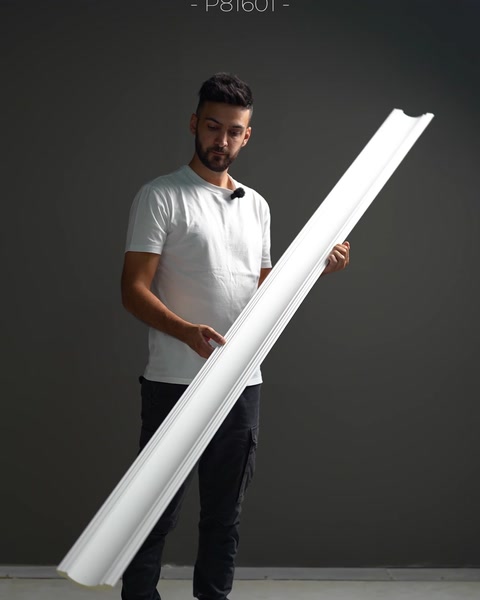 Cornișă lată din poliuretan cu profil curbat, suprafață netedă.
