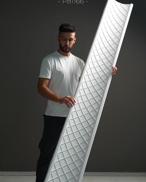 Cornișă cu model romboidal, textură capitonată în relief.