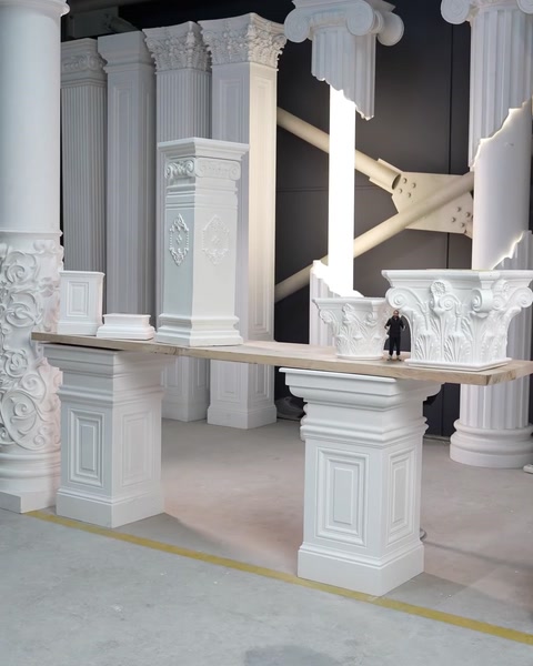 Vedere de ansamblu a machetei cu coloane clasice și balustrade decorative albe.