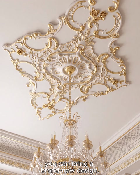 Cupolă aurie elaborată integrată într-un tavan clasic cu candelabru