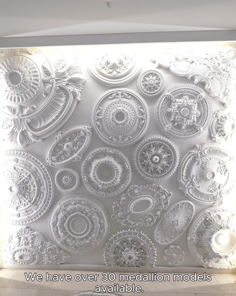 Tavan amplu cu numeroase modele de rozete decorative și cupole