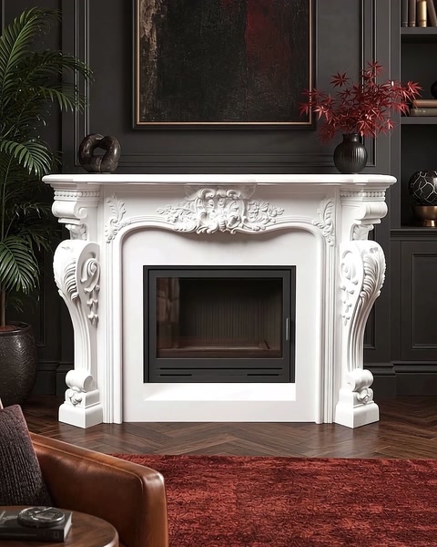 Ramă clasică albă pentru șemineu, prezentată într-un interior elegant