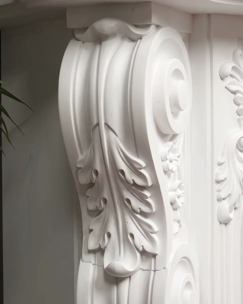 Consolă laterală decorativă cu volută amplă și motive vegetale
