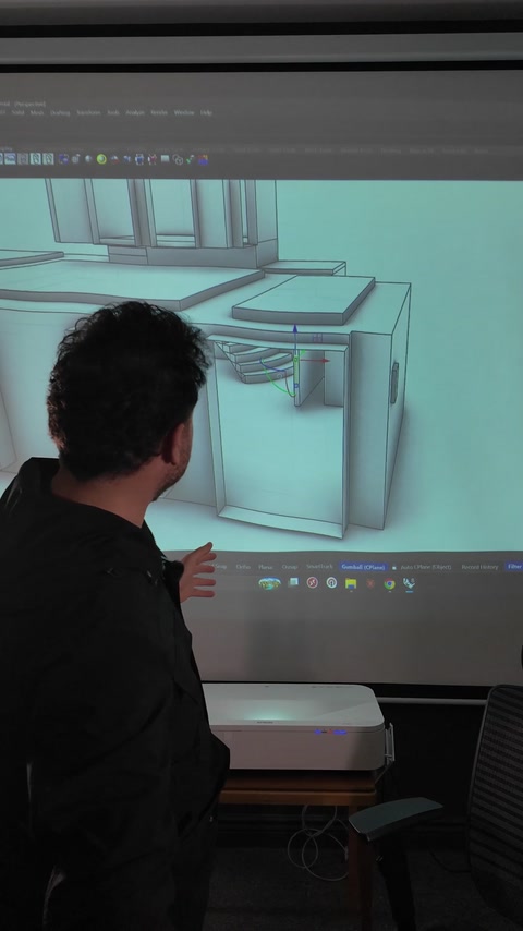 Modelul digital combină scara, panourile și o coloană decorativă.