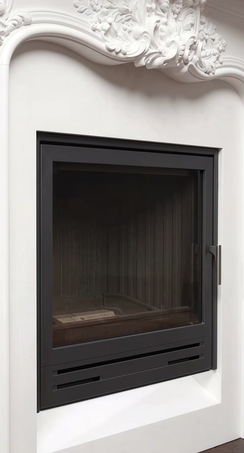Focar modern negru montat într-un ancadrament alb cu decor floral.