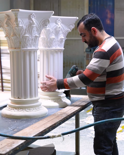 Coloane finisate cu capiteluri corintice așezate în atelier