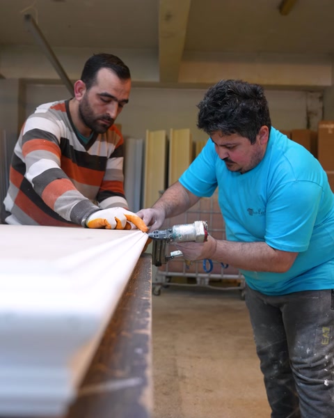 Aplicarea unei borduri decorative pe panoul mesei
