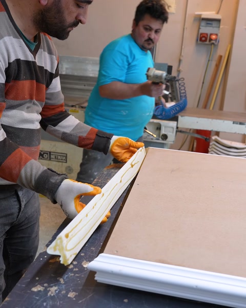 Fixarea ramei decorative pe panoul mesei cu șuruburi
