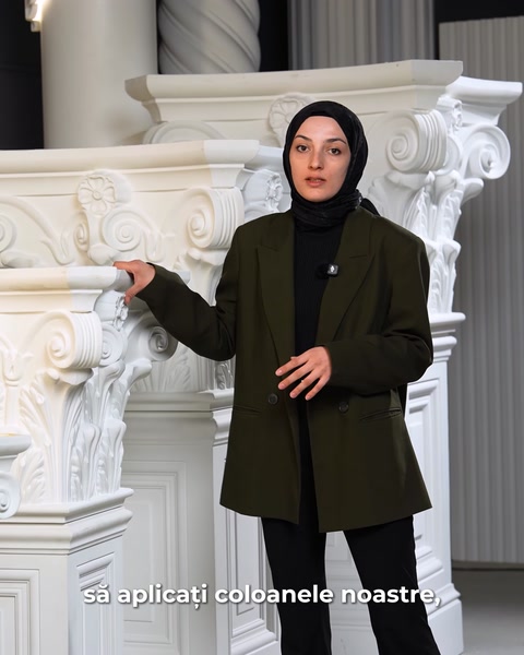 Prezentare a unui capitel de coloană cu detalii sculptate.