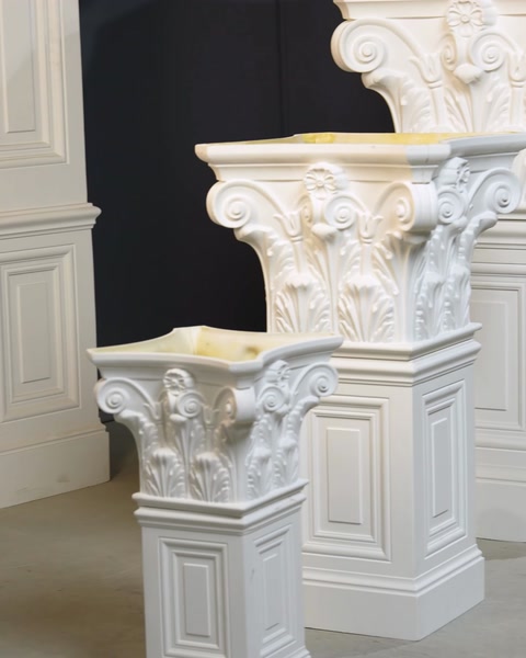 Detaliu apropiat al ornamentelor sculptate pe un capitel corintic.