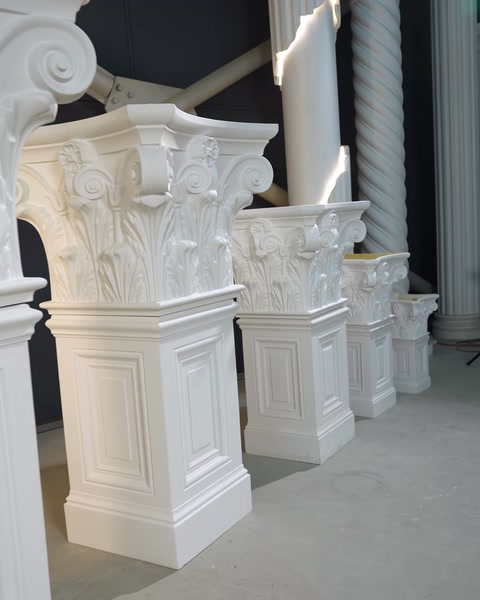 Șir de coloane cu capiteluri sculptate, vedere de ansamblu.