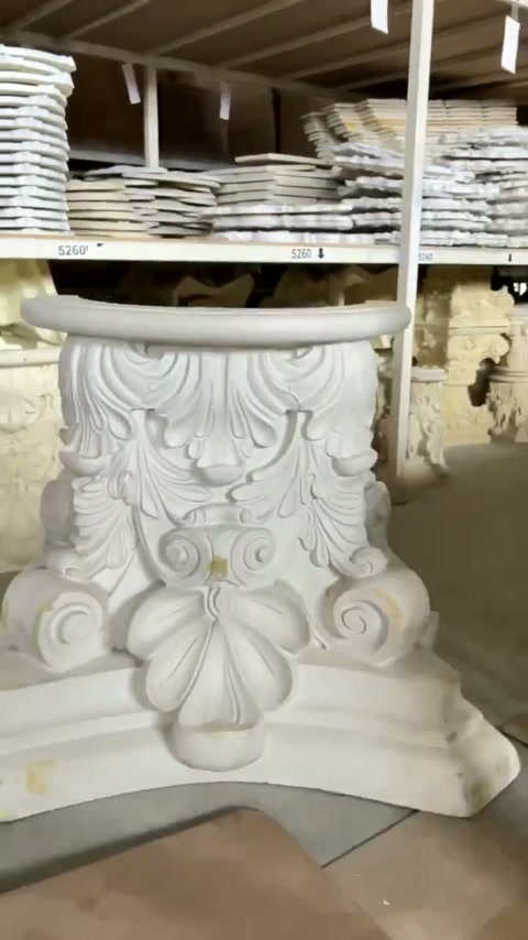Capitel decorativ cu frunze și volute finisate în relief profund