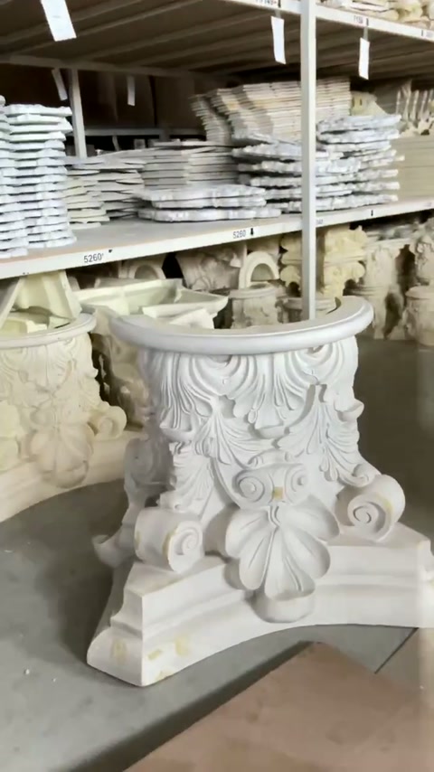 Capitel ornamental expus în fața rafturilor cu piese turnate
