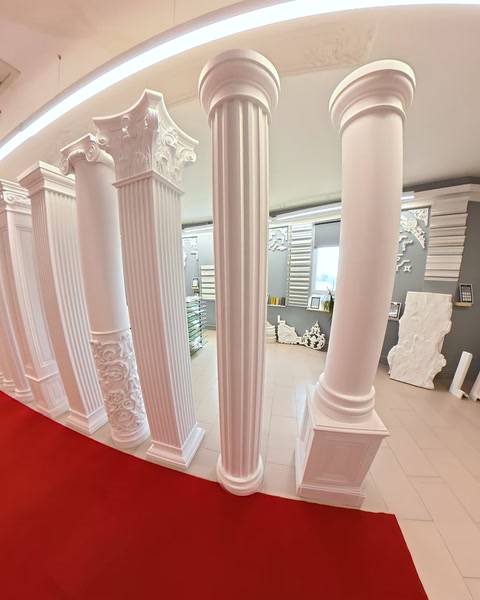 Coloane decorative albe aliniate în showroom-ul Polure