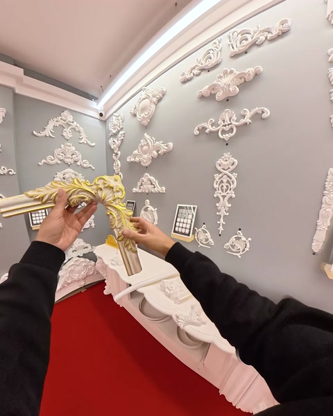 Aplicarea unui ornament decorativ pe perete în showroom