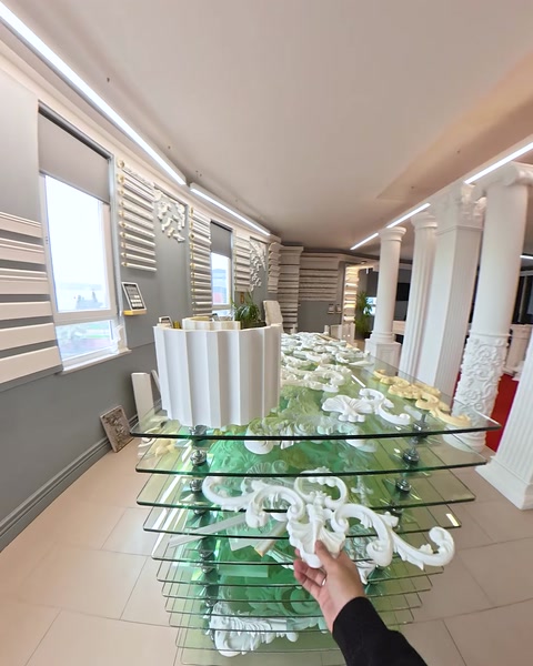 Colecție de mostre ornamentale pe masa din showroom