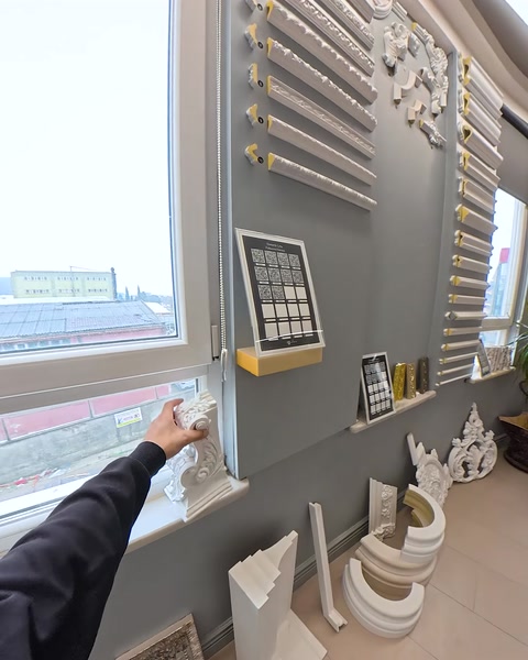 Prezentarea mostrelor de profile lângă fereastra showroom-ului