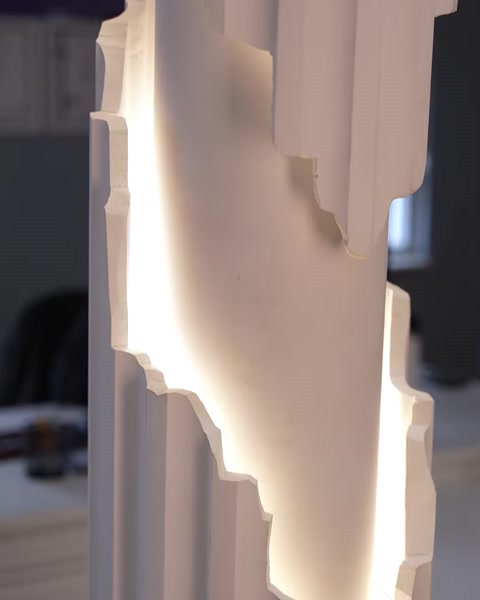 Transformați spațiul într-o operă de artă cu coloanele noastre iluminate cu LED și plexiglas — 0:37