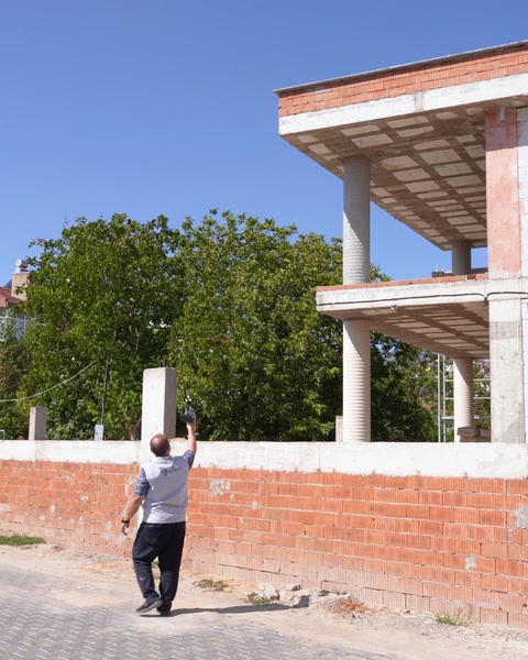 Tehnicianul scanează colțul clădirii pentru a capta geometria reală