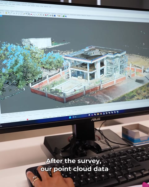 Monitorul afișează norul de puncte rezultat din scanarea 3D a vilei