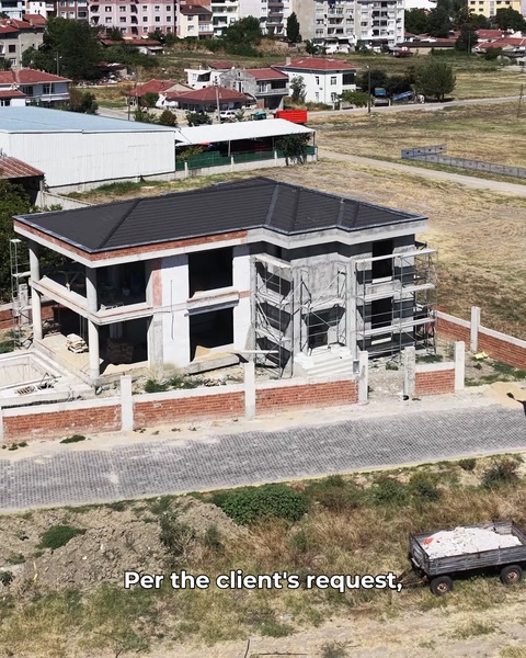 Vedere aeriană a vilei în construcție, secțiune adăugată la cererea clientului
