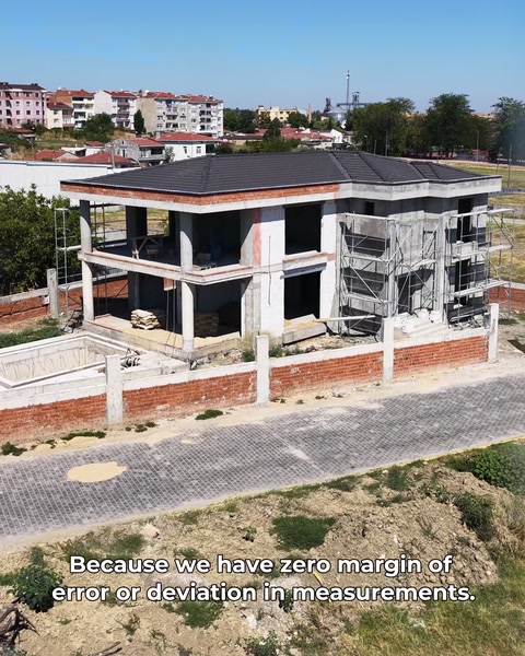 Vedere aeriană din alt unghi a vilei aflate în construcție