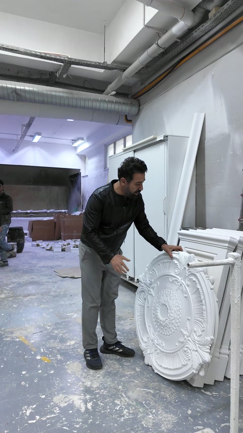 Profile liniare și rozetă circulară pregătite pentru controlul final.