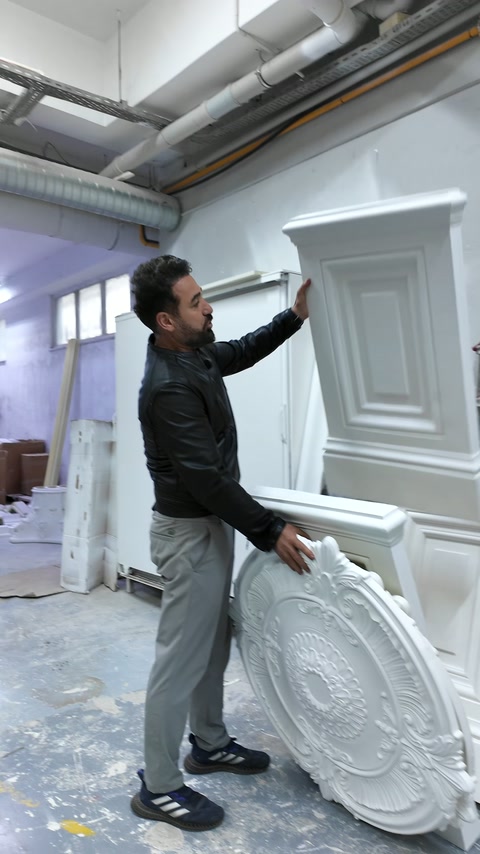 Rozeta decorativă este mutată lângă panourile și profilele albe.