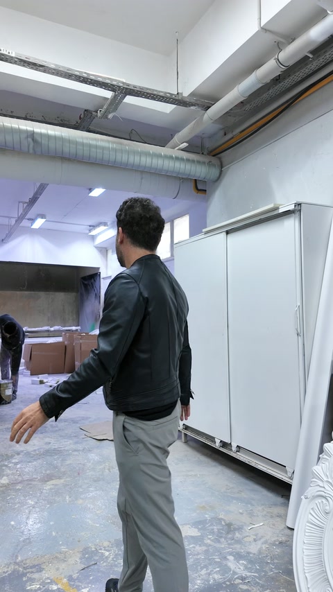 Panou decorativ dreptunghiular și rozetă sprijinite în atelier.