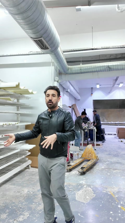 Prezentarea fluxului de lucru printre rafturile cu elemente finisate.