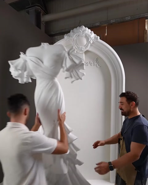 Rochia sculptată este poziționată în interiorul arcadei decorative.