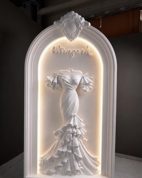 Iluminarea LED ascunsă conturează elegant arcada interioară.