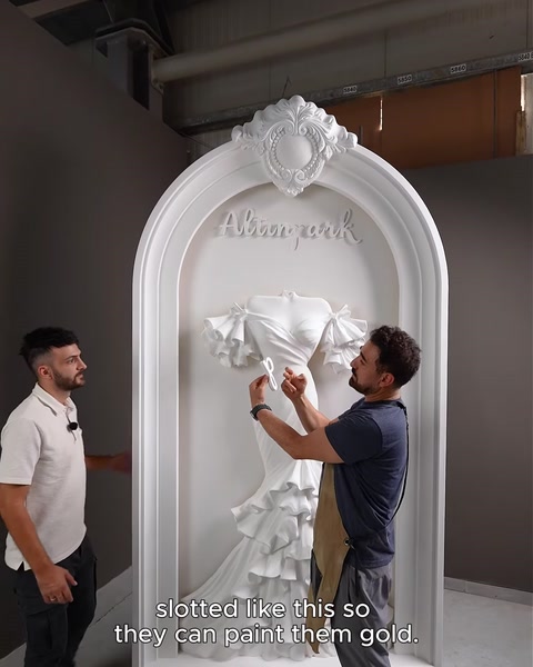 Montatorul arată poziția literelor în canalul decorativ superior.
