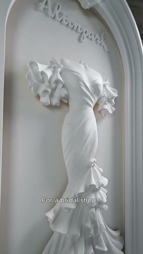 Basorelief cu rochie de mireasă într-o arcadă iluminată