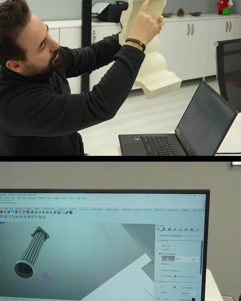 Specialistul examinează un capitel decorativ modelat digital