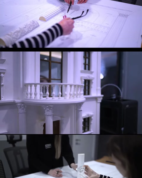 Arhitecții analizează planuri și soluții pentru un interior elegant