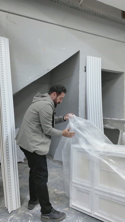 Folia protectoare este îndepărtată de pe elementele decorative albe
